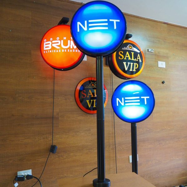 Modelo Pedestal 80cm 2 Faces com Led Giratório